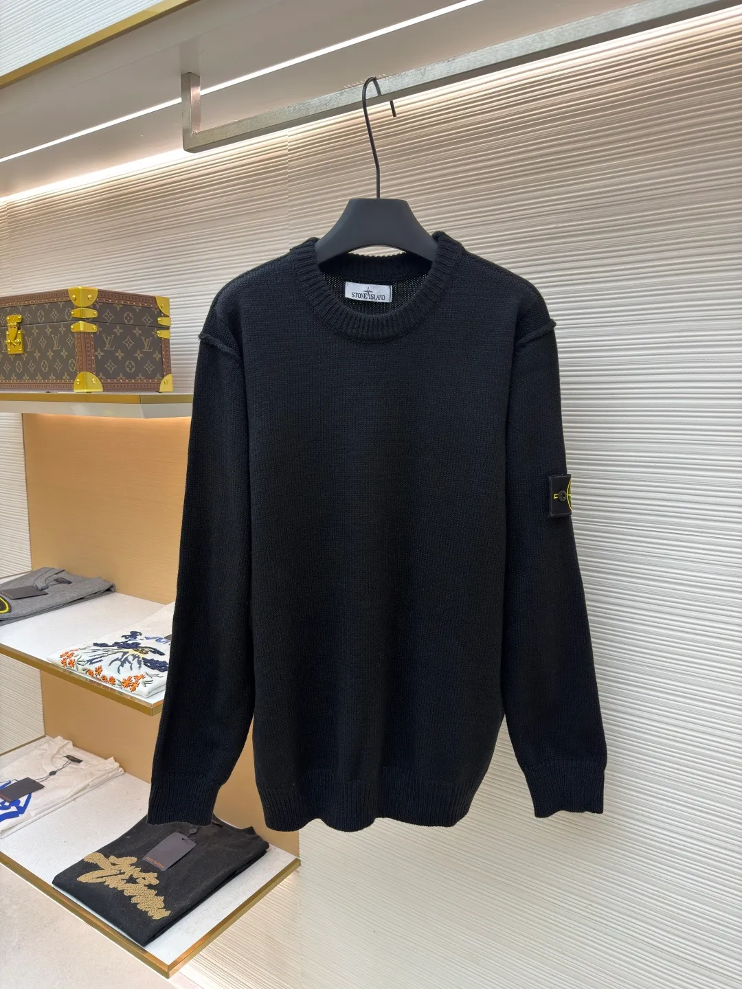 P420 Stonelsland Stone Island arm embroidered logo sweater ●Original version: 3690 purchase and development ●Item number: 1681950-A75 ●Fabric: wool blended fabric ●Technology: knitted ●Color: black ●Version: fitted version ●Weight: about 550 grams ●Size: S-M-L-XL ●Description: Made of 30% wool, 50% cotton, 20% spandex. The arm embroidery logo is made of double-layer soft leather, with embroidery logo technology on the surface and embellishment with the brand logo. Comes with laser engraved metal buttons. Garment washing-fixing color-fixing pattern-removing wool impurities. This style is woven with a 7-needle imported machine, with knitted threads on the neck and hem, and embroidered logos on the arms to present the brand vision. The overall wiring is straight and delicate, the fabric is comfortable and soft, and the color is consistent without color difference. It can be matched with the same style to create a fashionable look and control various occasions. Customized accessories, complete with three standards, same style for men and women!